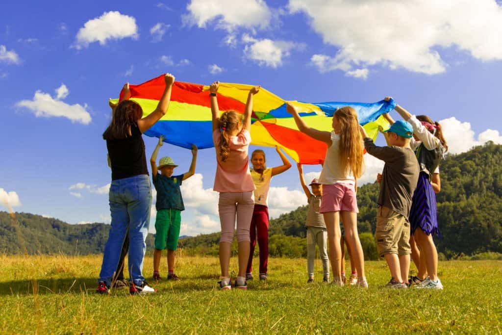 Spiele im Freien auf einer Jugendfreizeit
