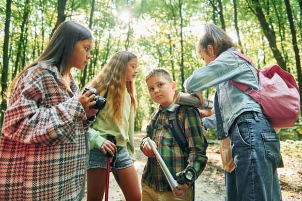 Vier Jugendliche im Wald